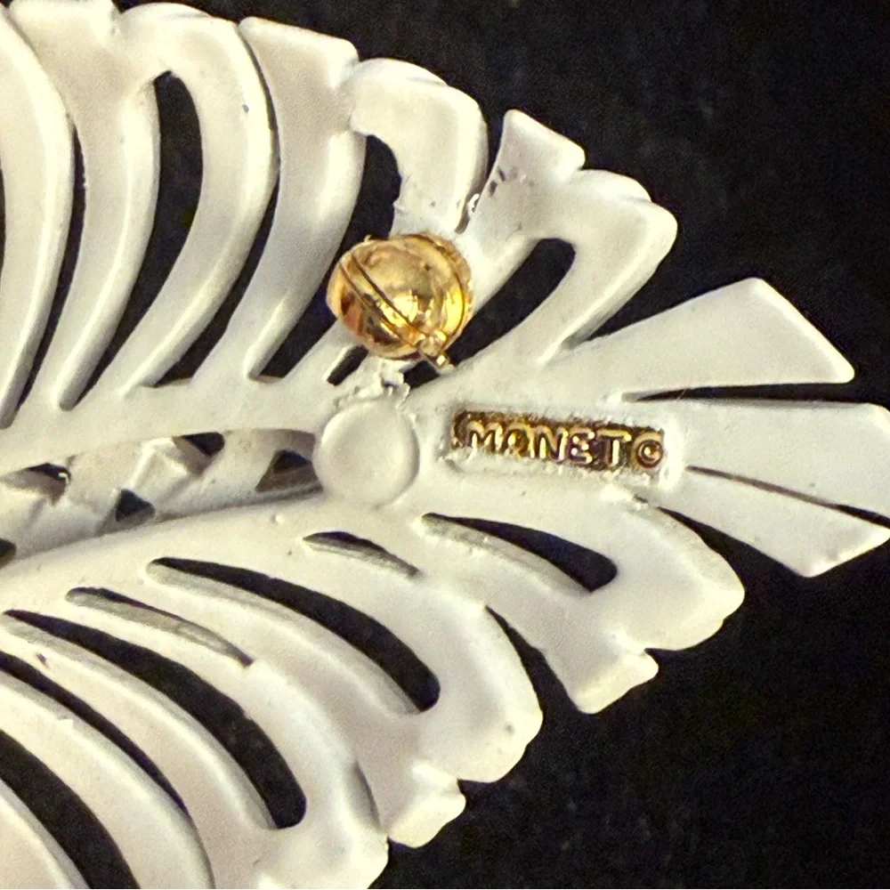 Vintage Monet White Enamel Leaf Brooch 60s-70s Openwork Design‎
